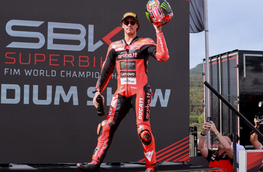 Bulega responde a Razgatlioglu e vence no Estoril