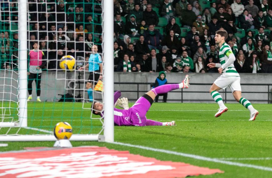 Sporting vence Casa Pia por 3-0 em Alvalade
