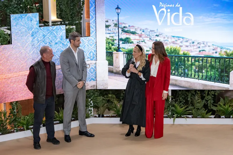 Elenco da novela “Páginas da Vida” durante a apresentação oficial da nova produção da SIC em 2026