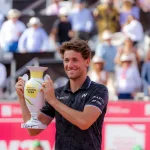 Casper Ruud a preparar uma pancada de direita em terra batida no Millennium Estoril Open, com a inscrição “Estoril” visível no court.