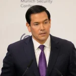 Marco Rubio discursa na Conferência de Segurança de Munique 2026 durante um painel sobre política externa e relações transatlânticas