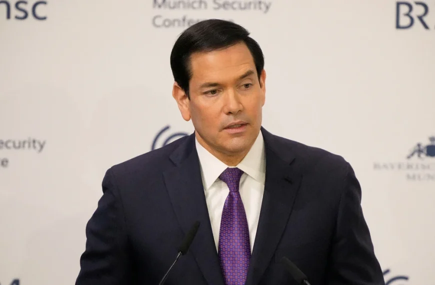 Marco Rubio discursa na Conferência de Segurança de Munique 2026 durante um painel sobre política externa e relações transatlânticas