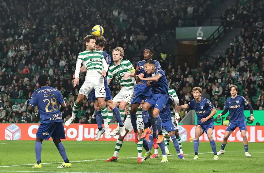 Jogadores do Sporting e do Famalicão disputam bola aérea em Alvalade na 22.ª jornada da Liga Portugal Betclic.