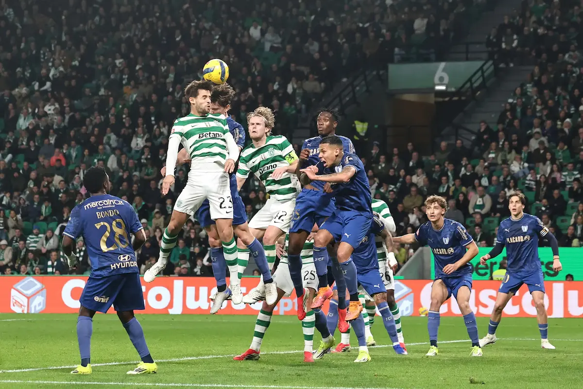 Jogadores do Sporting e do Famalicão disputam bola aérea em Alvalade na 22.ª jornada da Liga Portugal Betclic.