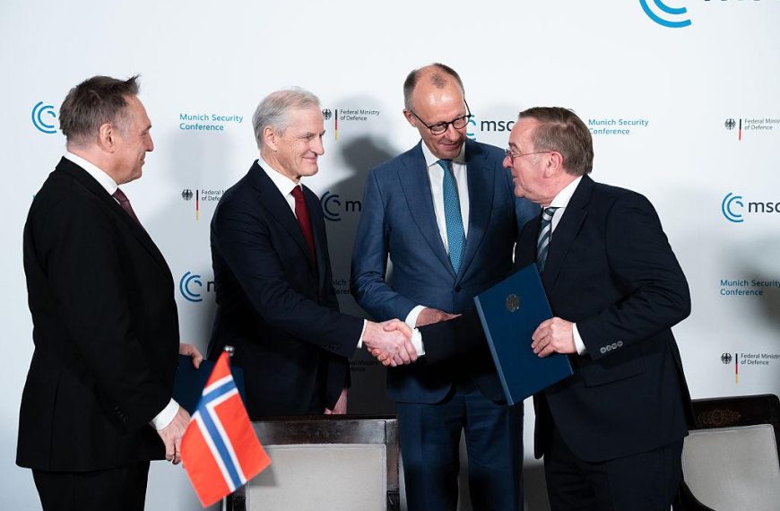 Líderes europeus apertam as mãos durante reunião oficial na Conferência de Segurança de Munique 2026, reforçando cooperação em matéria de defesa.