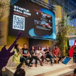 Painel de debate no stand da Smart City of Rock durante a Web Summit, com vários oradores sentados em palco e um ecrã ao fundo a anunciar a “Startup Call 2026 – Apply Now”, acompanhado de um QR code para candidaturas.