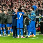 José Mourinho dialoga com Vinícius Júnior após momento de tensão no Benfica–Real Madrid, no Estádio da Luz.