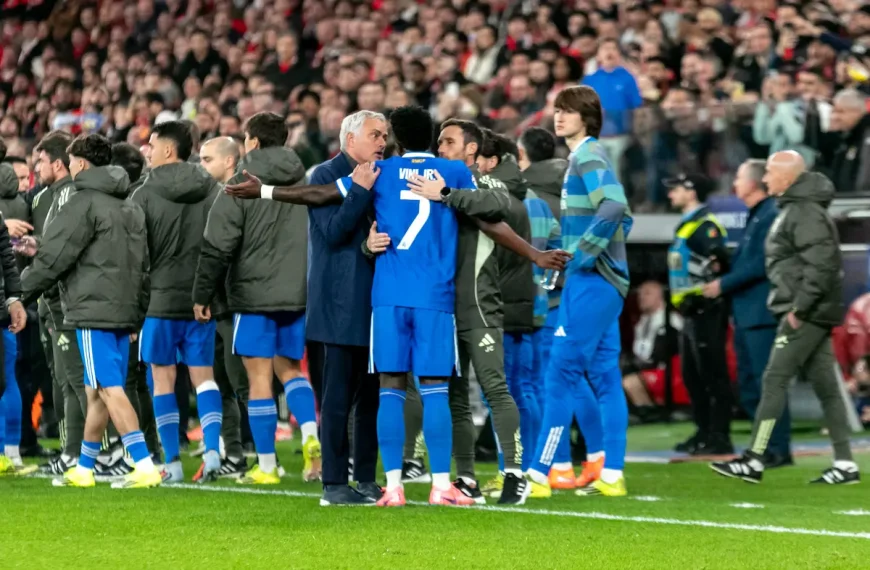 José Mourinho dialoga com Vinícius Júnior após momento de tensão no Benfica–Real Madrid, no Estádio da Luz.