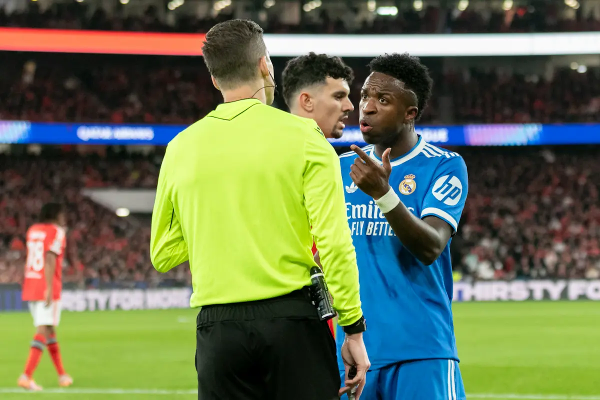 Vinícius Júnior, jogador do Real Madrid, protesta com o árbitro durante o jogo frente ao Benfica no Estádio da Luz.
