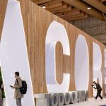Stand dos Açores na BTL 2026, na FIL em Lisboa, com visitantes junto à estrutura promocional do turismo do arquipélago.