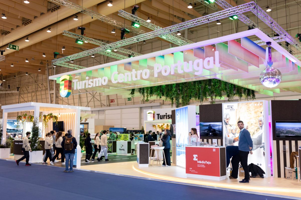 Stand do Turismo Centro de Portugal na BTL 2026, na FIL em Lisboa, com visitantes e expositores durante a feira de turismo.