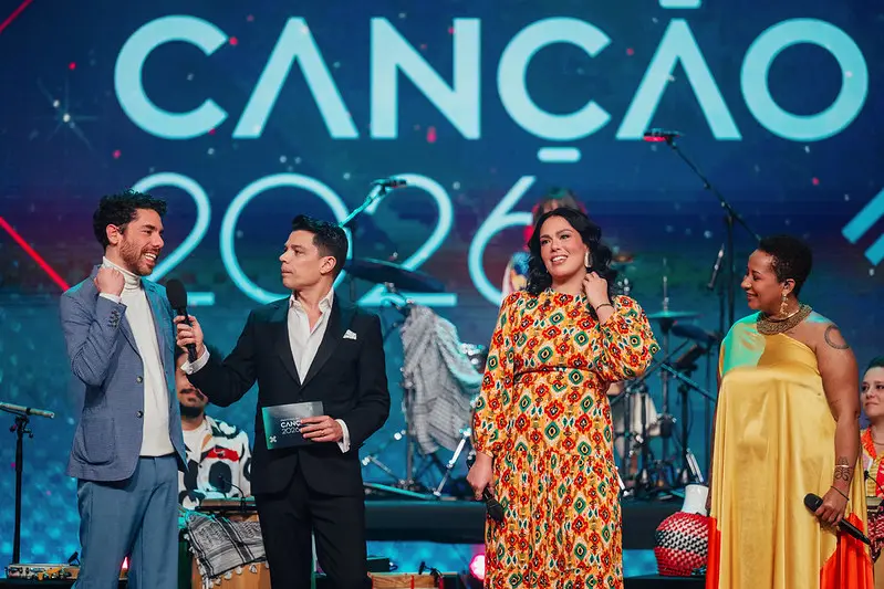 Artistas e apresentadores em palco durante a primeira semifinal do Festival da Canção 2026, transmitida pela RTP, com os finalistas reunidos sob o logótipo do evento.