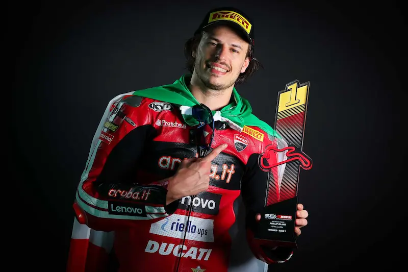 Nicolò Bulega segura o troféu de vencedor após triunfar na corrida inaugural do WorldSBK 2026 em Phillip Island pela Ducati.
