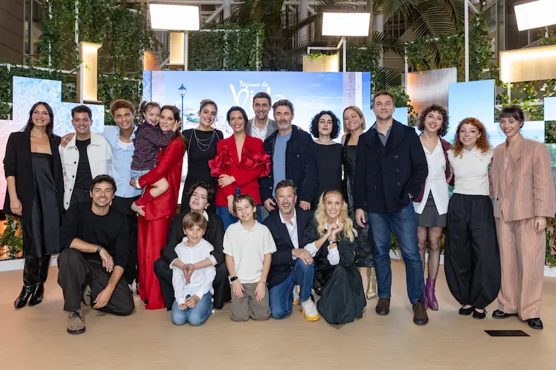 Elenco da novela “Páginas da Vida” durante a apresentação oficial da nova produção da SIC em 2026