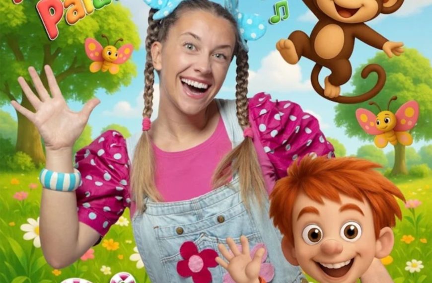Nina e personagem animada Tooc Tooc no projeto infantil Palavras Palavrinhas