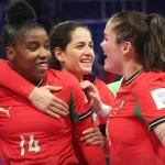 Jogadoras da seleção portuguesa feminina de futsal celebram vitória frente à Finlândia com resultado final de 3-1