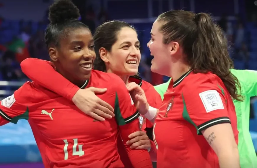 Jogadoras da seleção portuguesa feminina de futsal celebram vitória frente à Finlândia com resultado final de 3-1