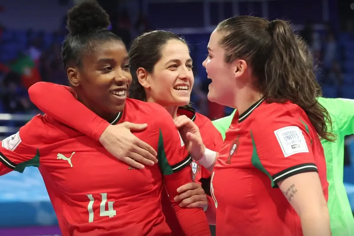 Jogadoras da seleção portuguesa feminina de futsal celebram vitória frente à Finlândia com resultado final de 3-1