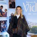 Sofia Alves como Helena na novela Páginas da Vida da SIC junto ao painel promocional da produção