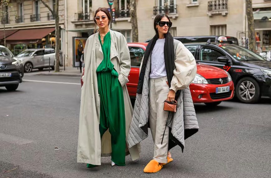 Participantes exibem street style nas ruas de Paris durante a Fashion Week internacional de 2026
