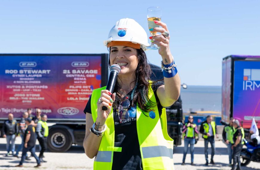 Arranque das montagens do Rock in Rio Lisboa 2026 com representante da organização e camiões do festival na Cidade do Rock