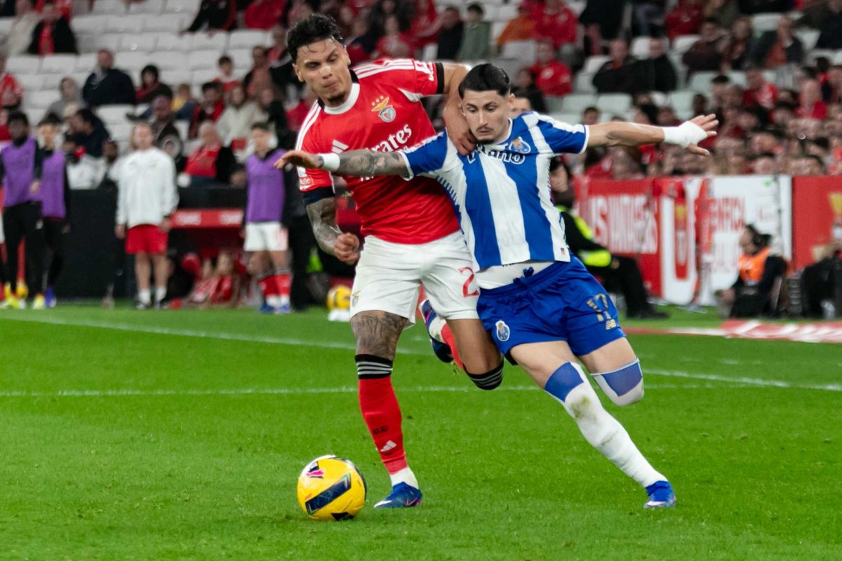 Jogadores do Benfica e do FC Porto disputam a bola durante o clássico no Estádio da Luz.