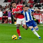 Jogadores do Benfica e do FC Porto disputam a bola durante o clássico no Estádio da Luz.