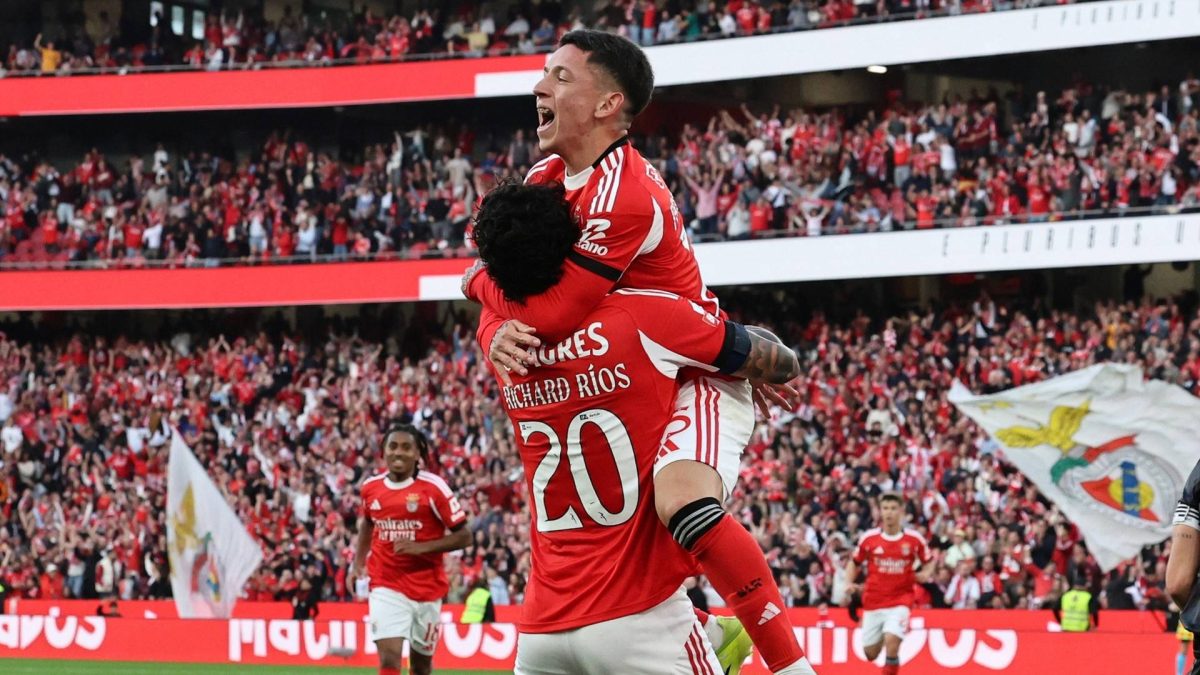 Jogadores do Benfica celebram golo no Estádio da Luz com adeptos em festa frente ao Vitória de Guimarães