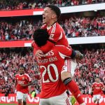 Jogadores do Benfica celebram golo no Estádio da Luz com adeptos em festa frente ao Vitória de Guimarães