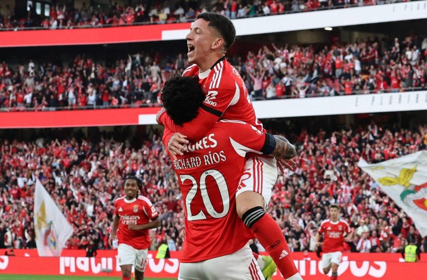 Jogadores do Benfica celebram golo no Estádio da Luz com adeptos em festa frente ao Vitória de Guimarães