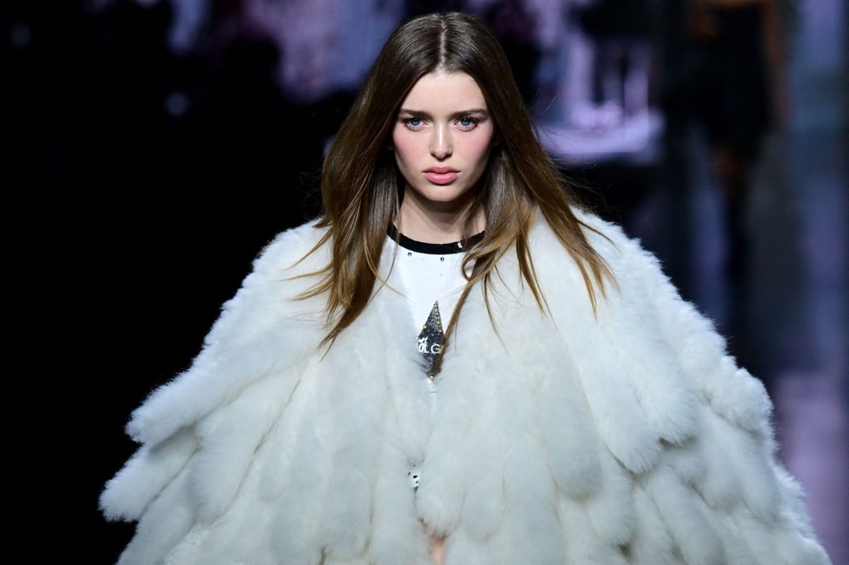 Desfile da Dolce & Gabbana na Milan Fashion Week Outono/Inverno 2025-2026, realizado em Milão. A coleção destacou silhuetas marcantes, luxo contemporâneo e forte presença de peças em pelo, reafirmando a identidade estética da casa italiana numa das semanas de moda mais influentes do mundo.