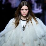 Desfile da Dolce & Gabbana na Milan Fashion Week Outono/Inverno 2025-2026, realizado em Milão. A coleção destacou silhuetas marcantes, luxo contemporâneo e forte presença de peças em pelo, reafirmando a identidade estética da casa italiana numa das semanas de moda mais influentes do mundo.