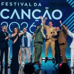 Artistas vencedores celebram no palco da final do Festival da Canção 2026 em Paço de Arcos