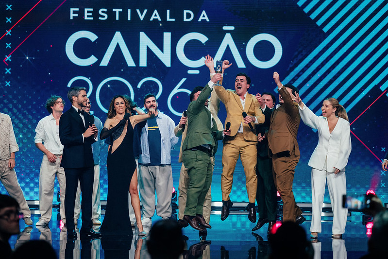 Artistas vencedores celebram no palco da final do Festival da Canção 2026 em Paço de Arcos