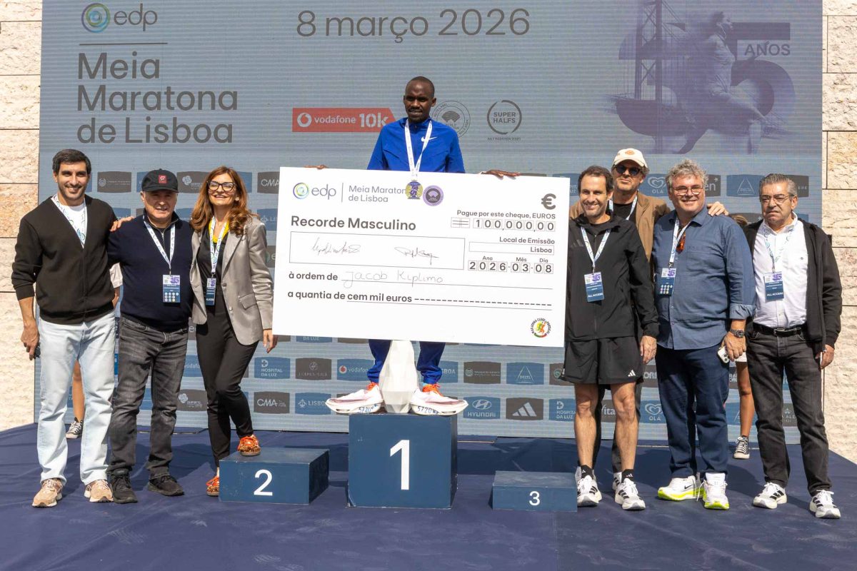 Jacob Kiplimo recebe prémio de recorde mundial no pódio da Meia Maratona de Lisboa 2026