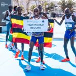 Jacob Kiplimo celebra recorde mundial da meia maratona na EDP Meia Maratona de Lisboa com a bandeira do Uganda