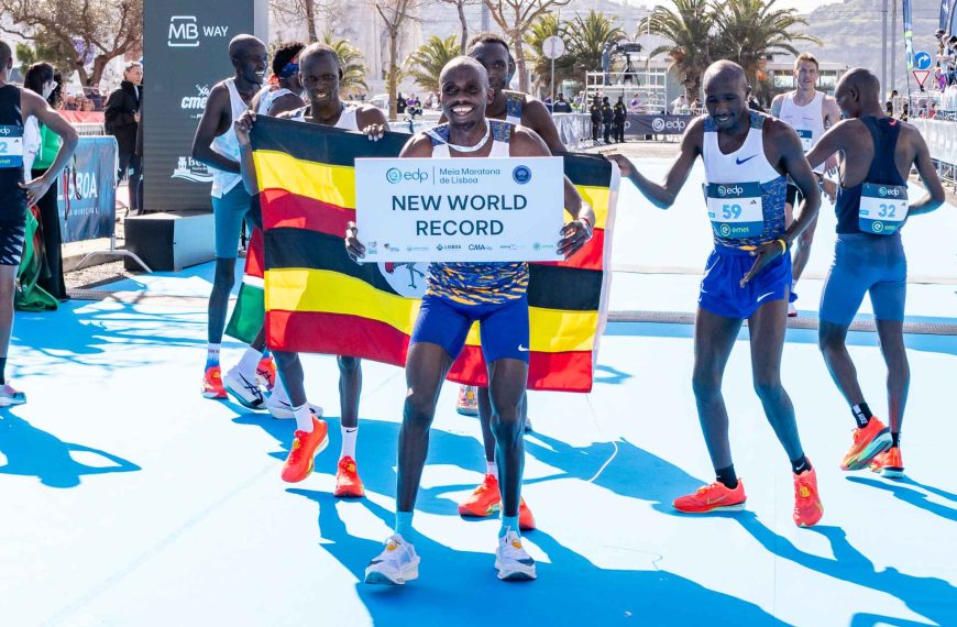 Jacob Kiplimo celebra recorde mundial da meia maratona na EDP Meia Maratona de Lisboa com a bandeira do Uganda