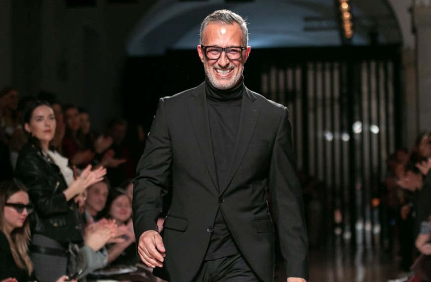 Luís Onofre no final do desfile da coleção FW 26 27 na ModaLisboa Pebbling no Pátio da Galé em Lisboa