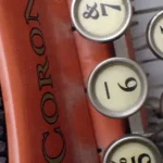 teclas de máquina de escrever vintage em detalhe com letras e números