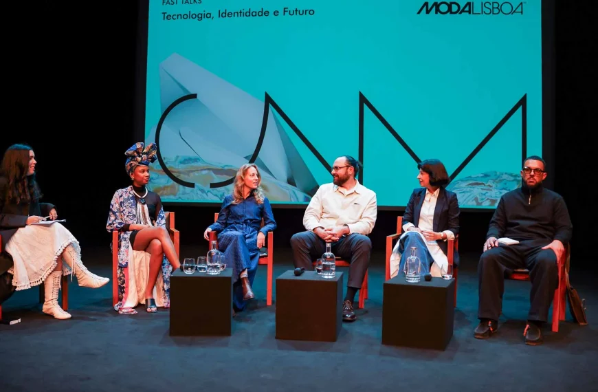 Painel de oradores nas ModaLisboa Fast Talks no Centro de Arte Moderna da Fundação Gulbenkian em Lisboa.