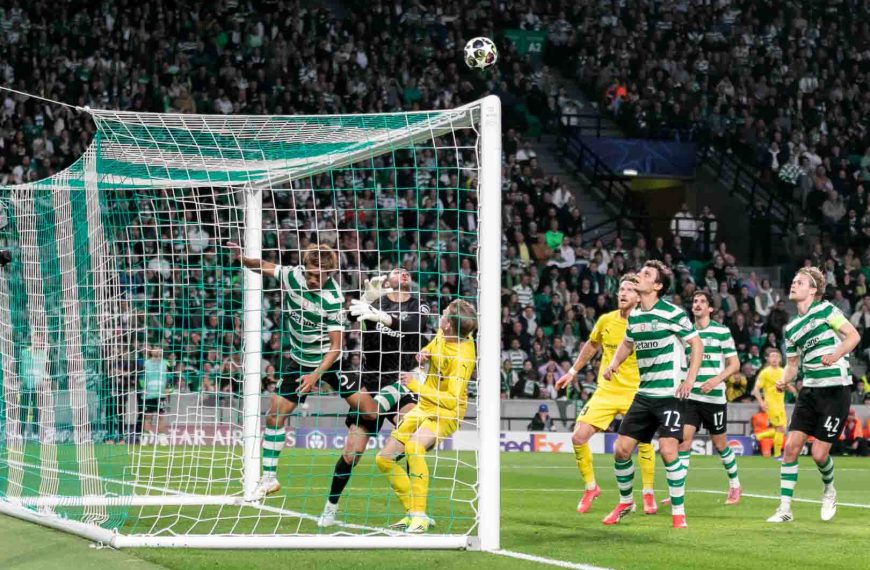 Jogadores do Sporting pressionam a baliza do Bodo com a bola no ar durante jogo europeu em Alvalade.