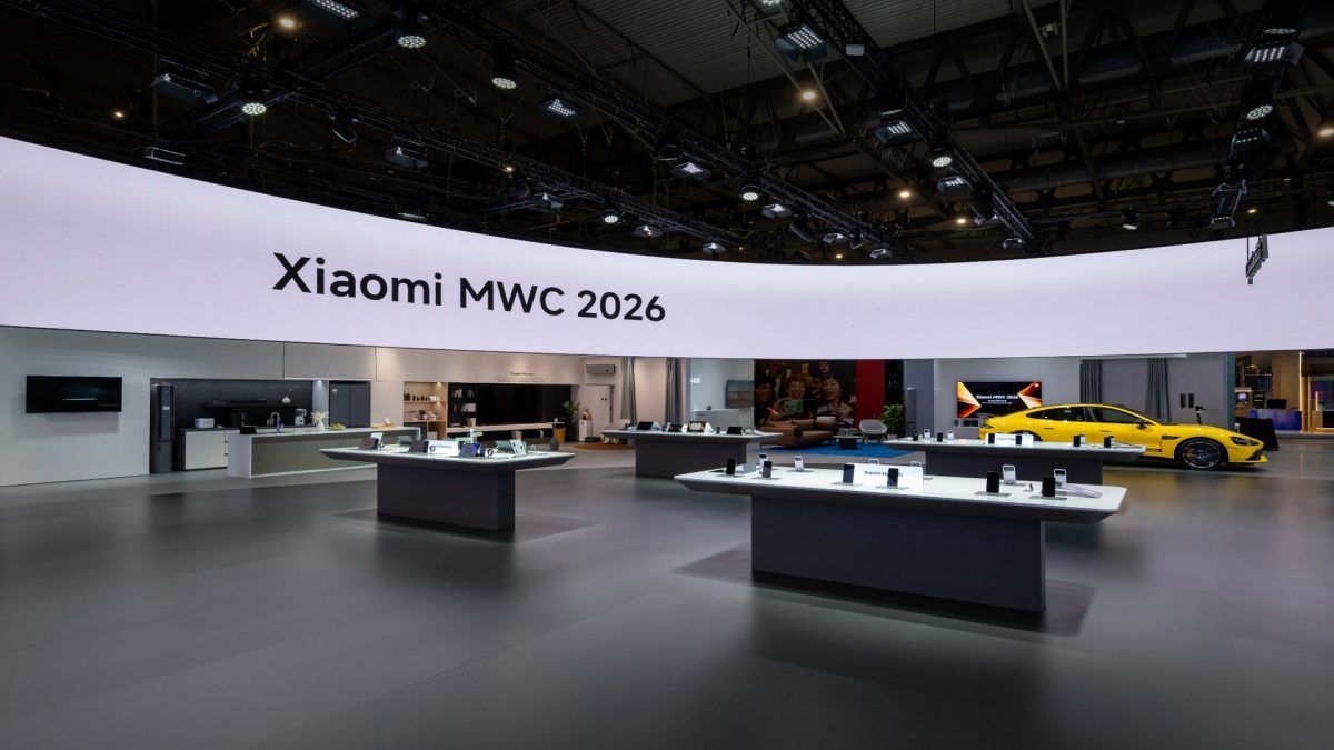 Stand da Xiaomi no MWC 2026 com exposição de dispositivos e veículo elétrico integrado no ecossistema Human × Car × Home