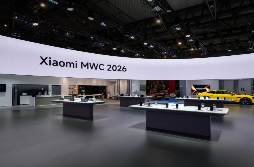 Stand da Xiaomi no MWC 2026 com exposição de dispositivos e veículo elétrico integrado no ecossistema Human × Car × Home