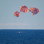 Cápsula Orion da missão Artemis II ameriça no Oceano Pacífico sob três paraquedas após regresso da órbita lunar