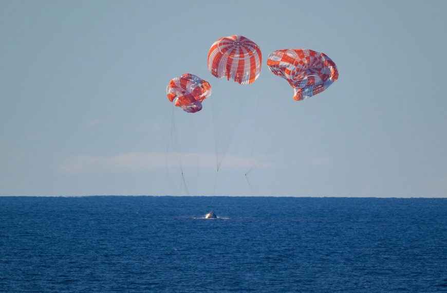 Cápsula Orion da missão Artemis II ameriça no Oceano Pacífico sob três paraquedas após regresso da órbita lunar