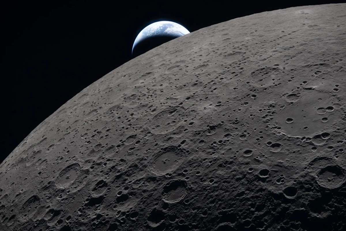 Vista da Lua com a Terra no horizonte durante a missão Artemis II da NASA