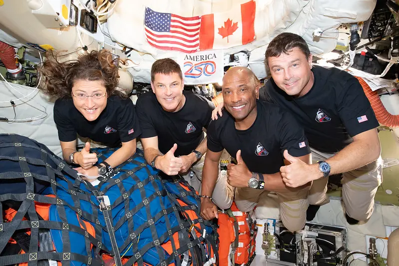 Astronautas da missão Artemis II dentro da cápsula Orion durante a viagem à Lua