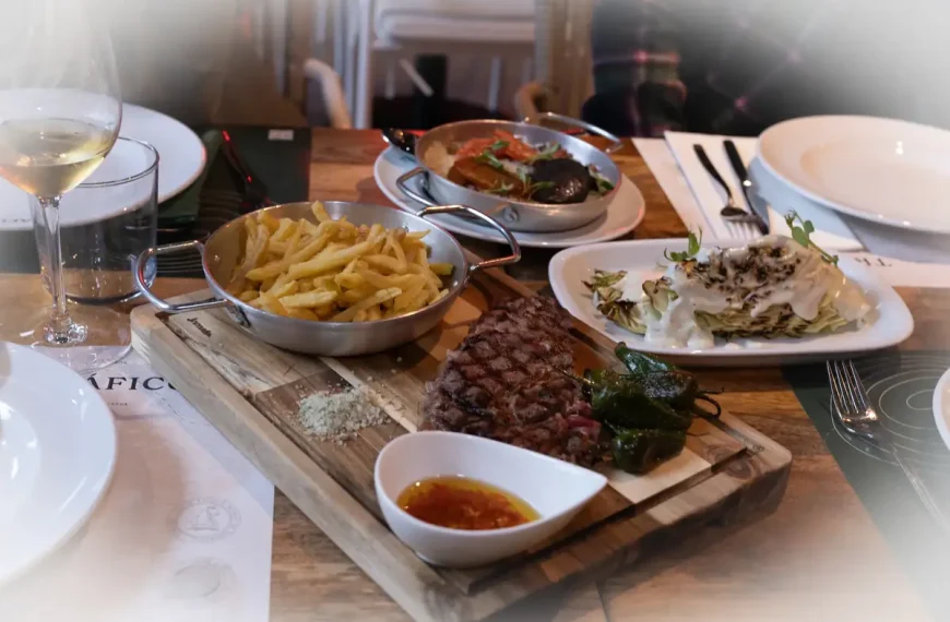Bife grelhado servido com batatas fritas, legumes e molho num restaurante em Portugal