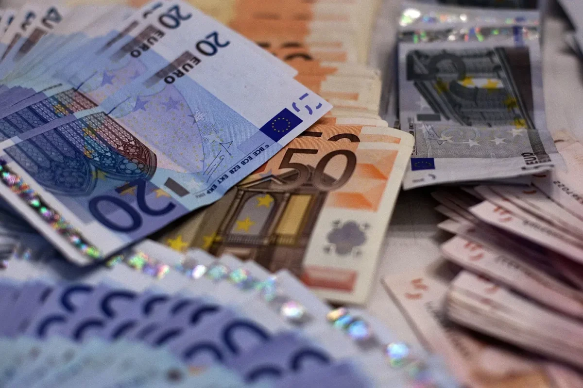Notas de euro ilustram crescimento do consumo em Portugal durante 2025