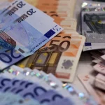 Notas de euro ilustram crescimento do consumo em Portugal durante 2025